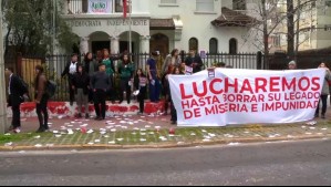 Manifestantes se encadenan en la sede de la UDI por 50 años del Golpe de Estado