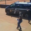 Un grupo de reos aprovecharon un descuido y se escaparon de una patrulla policial en Brasil. El momento fue registrado en una cámara de seguridad. Revisa el video a continuación.
