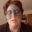 Conoce la historia de una mujer estadounidense que fue a celebrar con su pareja su cumpleaños número 21 y despertó tatuada en su cara en contra de su voluntad. 16 años después, está recibiendo ayuda.