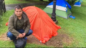 'Sé lo que es ser pobre': Pescador chileno viajó a Canadá y ahora vive en carpa con personas sin hogar