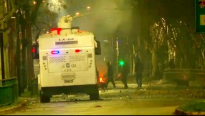 Atacan comisaría en Huechuraba durante manifestación: Encapuchados levantaron barricadas y lanzaron objetos a la policía