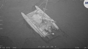 Video muestra rescate de tres hombres desde catamarán inflable atacado por tiburones