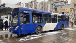 Disturbios en comuna de Santiago: Desconocidos queman bus del transporte público