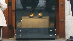 Conmemoración 50 años del Golpe: Zapatos que usó Allende el 11 de septiembre de 1973 son exhibidos en La Moneda