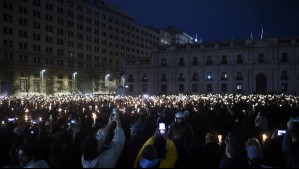 Mujeres realizaron vigilia silenciosa en La Moneda por la conmemoración de los 50 años del Golpe de Estado