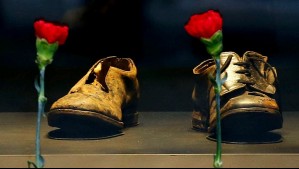 'El caminar de un demócrata': La muestra que exhibe los zapatos que usó Salvador Allende el día de su muerte
