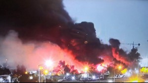 Incendio afecta a fábrica en La Granja y deja un bombero lesionado