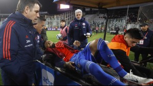 Alarma por Arturo Vidal: Abandonó en ambulancia el Monumental tras empate de La Roja