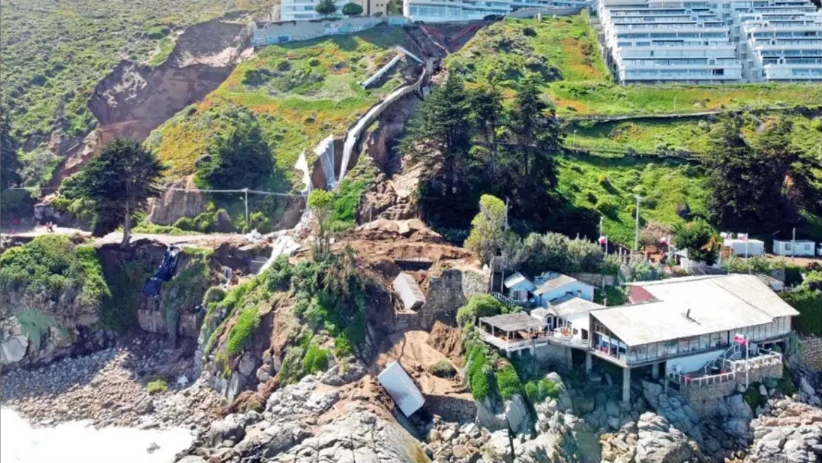 El restaurant Stella Maris está justo debajo de los edificios afectados por los socavones (créditos a El Mercurio)