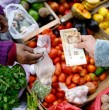 La inflación argentina cerró agosto en 12,4%, la primera vez que el indicador llega a los dos dígitos en 21 años, en medio de malabares que hace la población para llegar a fin de mes.