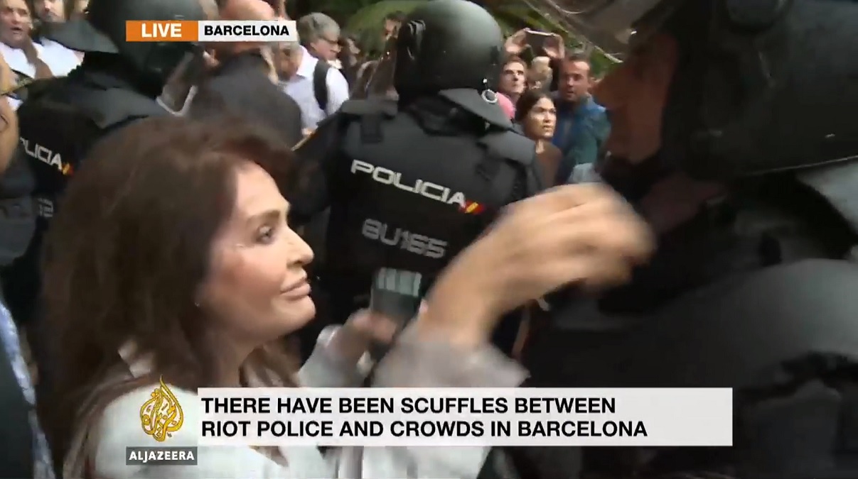 Así fue el supuesto beso sin consentimiento al policía (Al Jazeera)