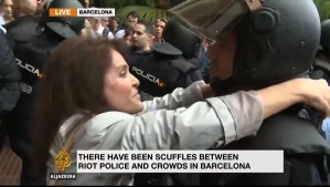 Policía denunció a mujer por darle un beso sin consentimiento: Presentó un video como evidencia