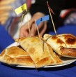 Conoce cuánto tiempo puede durar una empanada en el refrigerador sin que esta se eche a perder. Ese producto es uno de los más consumidos durante el periodo de Fiestas Patrias en Chile.
