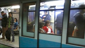 Metro de Santiago restablece servicio en Línea 1 tras cierre de estación por disturbios