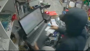 Dueño de minimarket se defendió de asalto y le dispararon en la pierna: 'Me trajinó los bolsillos y le pegué un combo'