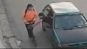 Insólito robo de scooter mientras su propietario lo utilizaba por la calle: Cámaras captaron el momento