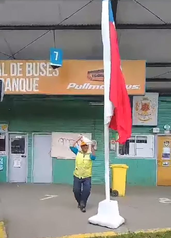Víctor Barría bailando con la bandera en Purranque (captura Facebook)