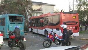Dos buses del servicio Red protagonizan accidente en Las Condes: Uno terminó chocando un poste