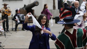 Destacó Camila Vallejo: Ministros de Estado bailaron pie de cueca en esquinazo en La Moneda