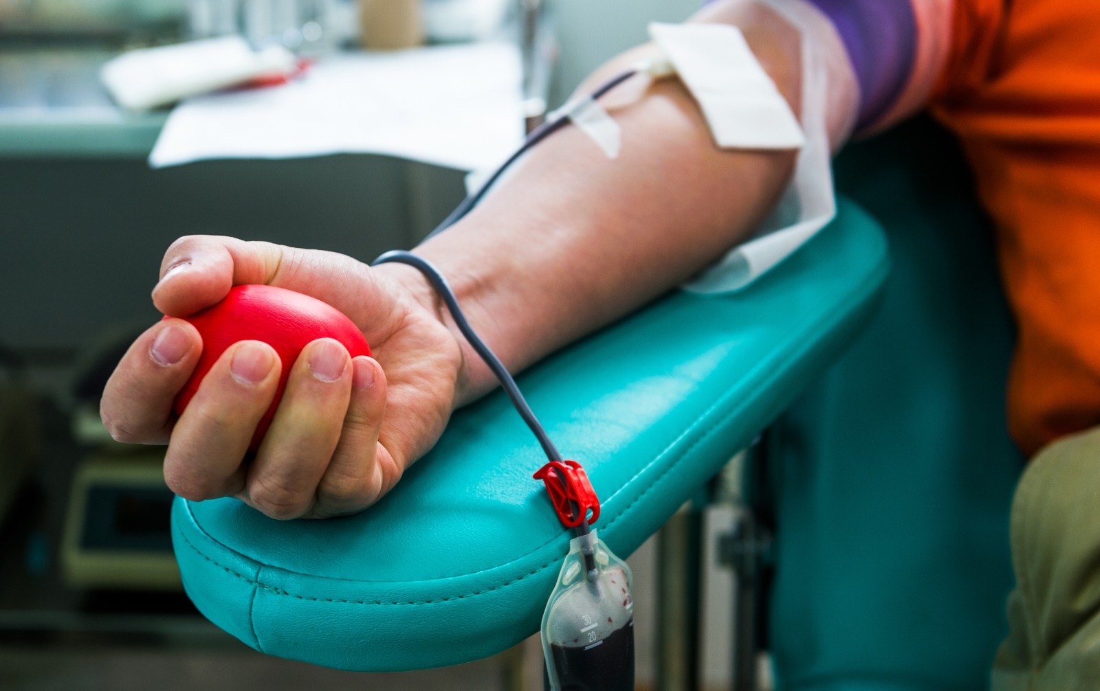 Una persona donando sangre / Shutterstock