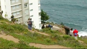 Socavones en Viña del Mar: Turistas llegaron a sacarse fotos al lugar en medio de polémicos dichos del Director de Obras