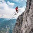 Revisa los detalles del trágico accidente que sufrió un británico de 42 años, quien falleció tras caer desde una altura de 100 metros después de resbalarse de un puente con escaleras en las montañas de Dachstein, Austria.
