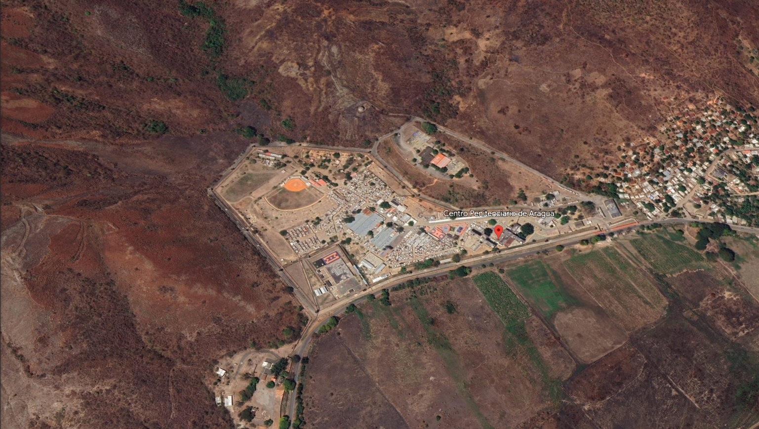 La cárcel de Tocorón está ubicada a los pies de una colina, en medio de un árido sector. Desde las alturas se aprecia su infraestructura (Google Earth)