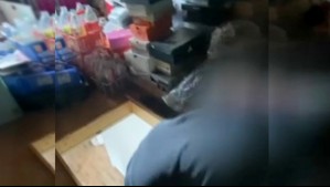 Tuvieron que rescatarlo: Adolescente se escondió en la mansarda de su casa luego que ladrones entraran a robar