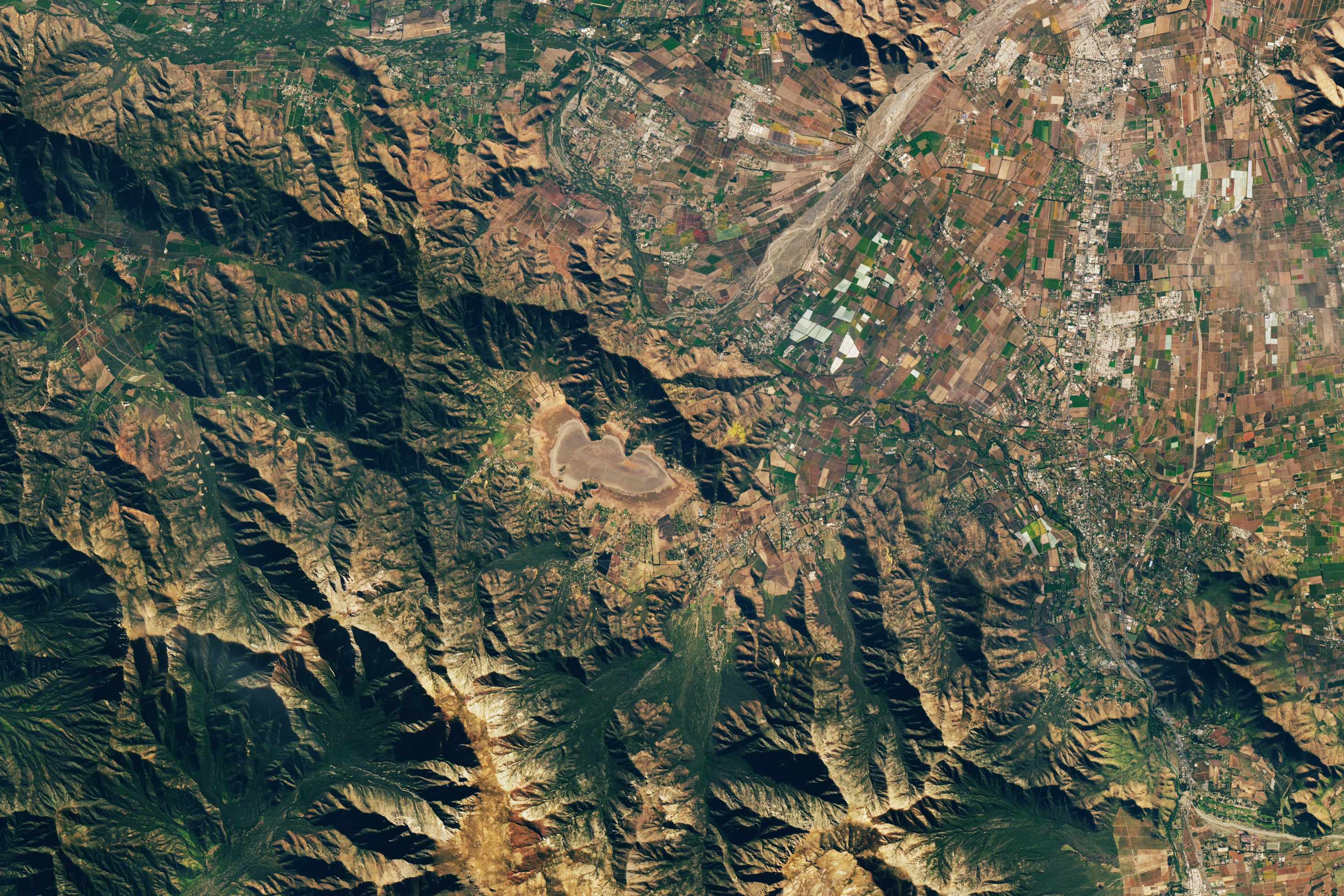 Así estaba la Laguna Aculeo el 18 de mayo: sin agua y con su entorno seco (Observatorio de la Tierra)