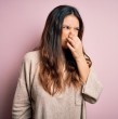 Si cada vez que realizas una acción cotidiana sientes un olor poco agradable que emana de tu cuerpo y que se intensifica con el paso de los días, será mejor prestarle atención. Esto te podría estar pasando.