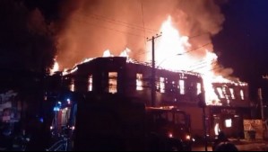 Voraz incendio consume 12 locales comerciales en la comuna de Limache