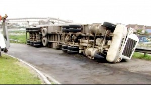 Camión vuelca en plena Ruta 78 y derrama petróleo a la altura de Maipú