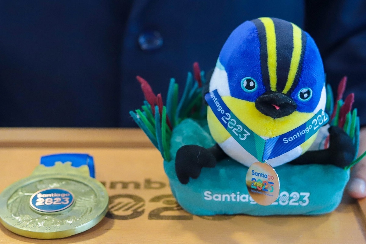 La medalla y el peluche Fiu son parte de los obsequios que recibirán los deportistas en los Juegos Panamericanos (Santiago 2023)