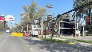 Grúa cayó y derribó señalética de reconocida cadena de comida rápida en Ñuñoa: Pasó a llevar un poste y cortó cables