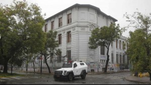 Encapuchados rocían líquido desconocido a inspector del Liceo de Aplicación: No se descarta que sea un acelerante