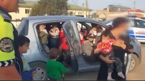 Detienen a profesora que transportaba a 25 niños dentro de pequeño vehículo en Uzbekistán