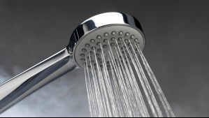 Podría ser un riesgo para la salud: La razón por la que debes limpiar el cabezal de la ducha, según un dermatólogo