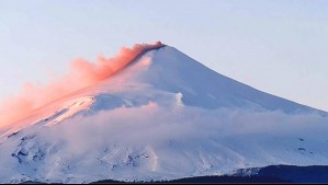 Video muestra densa fumarola rojiza en el volcán Villarrica