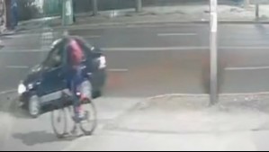 Video muestra nuevo 'autolanzazo' en Recoleta: Delincuentes interceptaron en vehículo a joven para robar su bicicleta