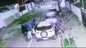 Video muestra agresiva encerrona en Recoleta: Delincuentes rompieron una ventana y apuntaron con un arma al conductor