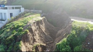 Socavón afecta a lujoso loteo residencial en Zapallar: Camino quedó cortado tras el deslizamiento de tierra