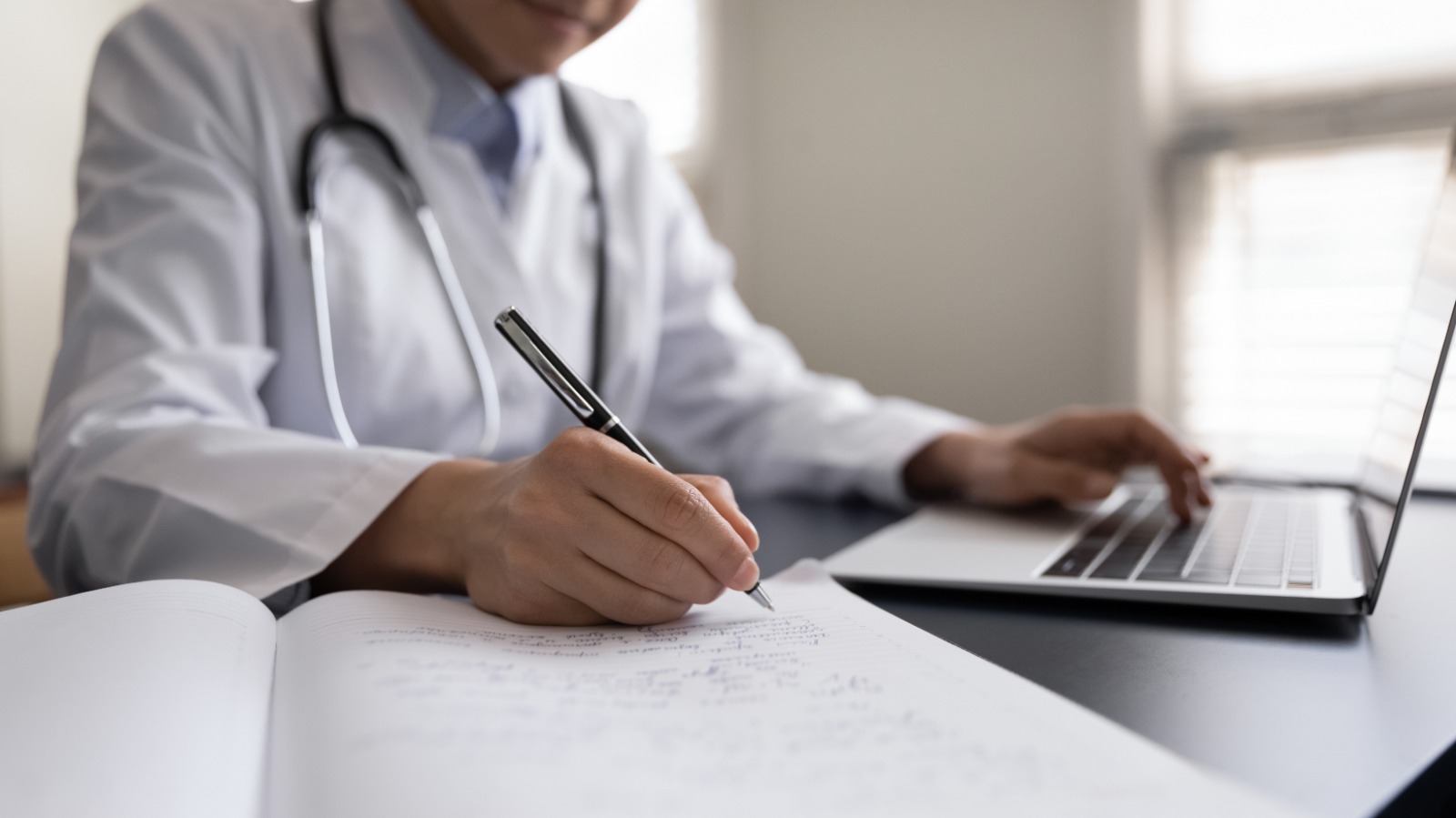 Un doctor trabajando / Shutterstock