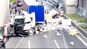 Grave accidente en Autopista Central: Camión de carga choca con vehículo menor y corta totalmente la ruta