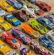 Revisa qué día de septiembre se regalan autitos Hot Wheels y por qué. La tendencia se suma a la de obsequiar flores amarillas y azules, que causaron furor en los últimos días.