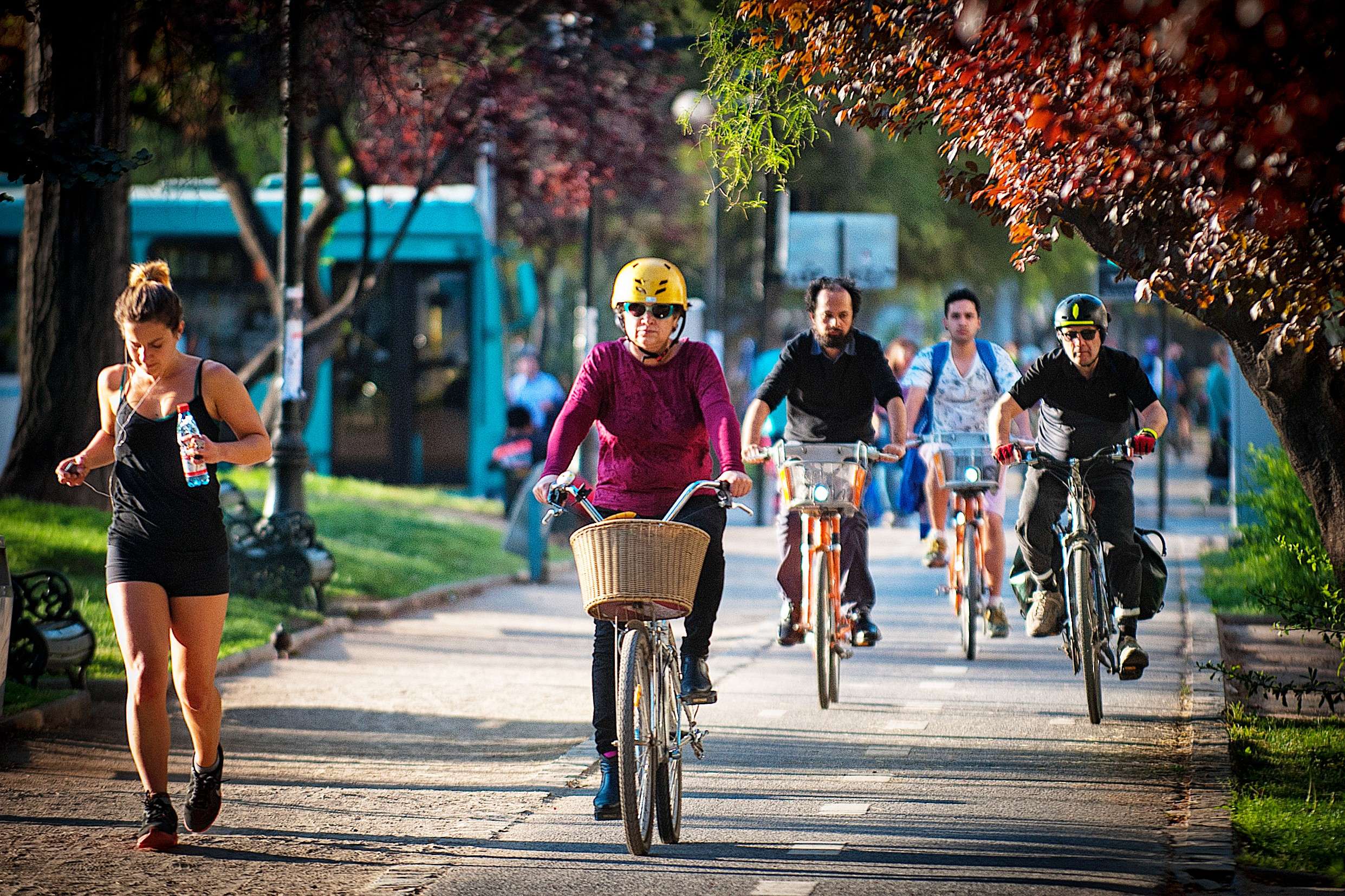 Personas en bicicleta por Santiago / Archivo Aton