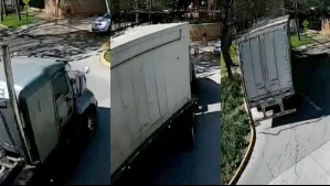Video muestra momento en que camión bota cuatro postes en Vitacura