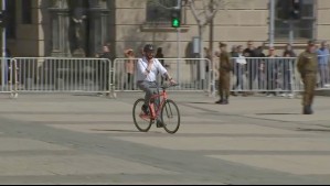 Presidente Boric llega al Palacio de La Moneda en bicicleta en medio del 'Día Nacional sin Auto'