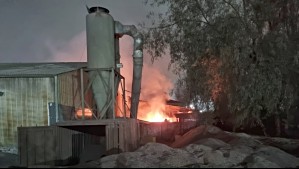 Incendio afecta empresa de reciclaje de aceite en Lampa: 50 Bomberos combatieron el fuego
