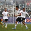 Colo Colo, con goles en los descuentos, derrotó por 2-1 a Universidad Católica, en un duelo que se disputó en el Estadio Monumental. Equipo popular sigue soñando con el título criollo.