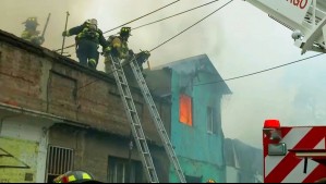 Gran incendio en cercanías de terminal de buses en Estación Central